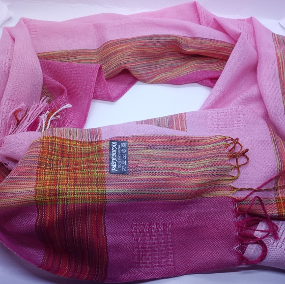 Pink hue Pashmina - Picture 8 of 9